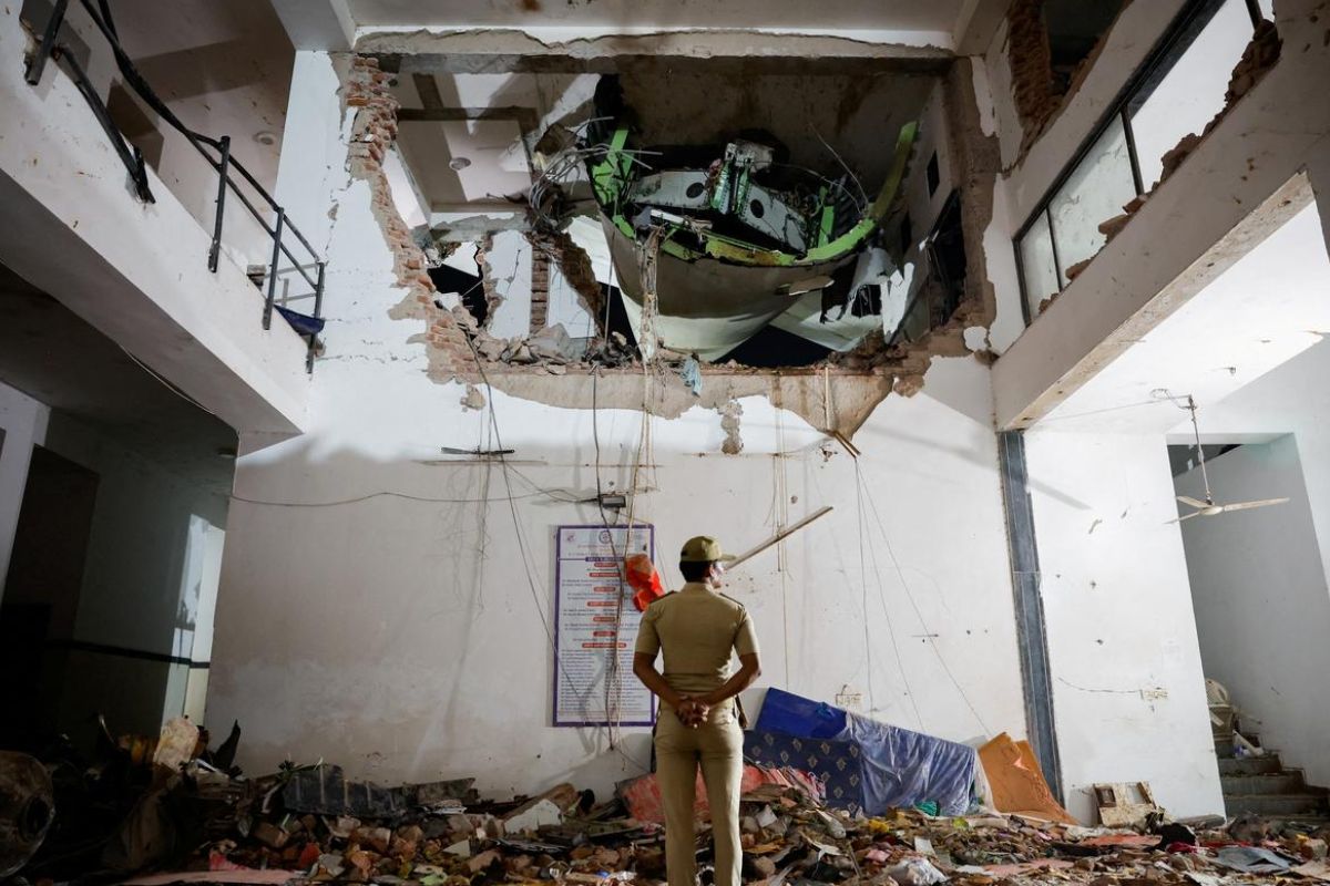 দুর্ঘটনাস্থল থেকে মাত্র ৫০ মিটার দূরে একটি দোকান রয়েছে। সেই দোকানের মালিক বলেন, “এত বড় বিপর্যয় আমি জীবনে দেখিনি। বিমানটা প্রথমে আমার দোকানের পেছনের গাছে ধাক্কা মারে, তারপর হস্টেলে আছড়ে পড়ে।” সেই ভয়াল দিনের কথা মনে করে আজও আতঙ্কে কেঁপে ওঠেন তিনি। তাঁর কথায়, “আজও কোনও বিমান মাথার ওপর দিয়ে গেলেই অজান্তে আকাশের দিকে তাকিয়ে ফেলি।”